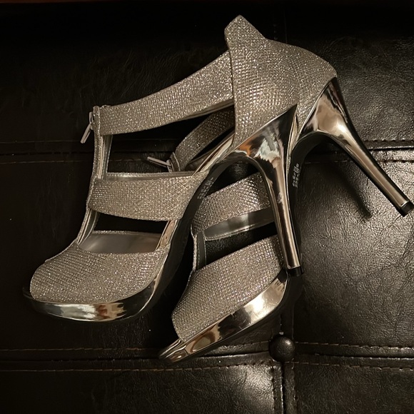 Glitter heels… silver casual to fancy - Picture 4 of 8